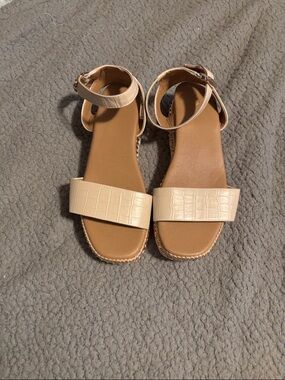 Women’s Ankle Strap Sandals in Cream